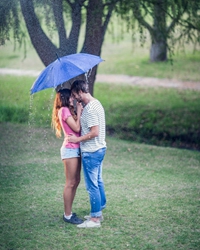這個(gè)雨季，她的身影，很像你